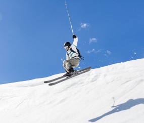 开云官网-红牌撕裂的夜晚，当争议哨响改写欧冠命运，红牌撕裂的欧冠之夜，一个争议哨响的命运拐点
