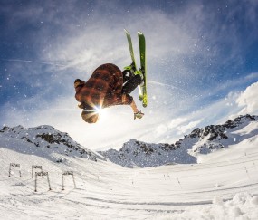 开云体育平台-绿茵谍影，新星闪耀时，球探笔记里的未来战争，绿茵谍影，球探战争与未来星芒